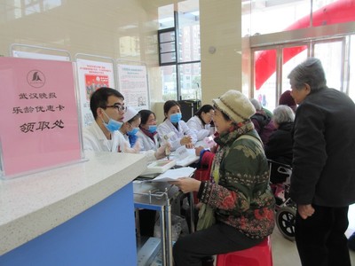 樂齡同行，健康相伴——市六醫(yī)院攜手晚報俱樂部為老人送上冬日暖陽